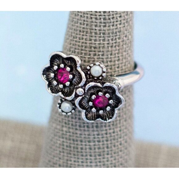 Vintage Black Floral Ring | Silver Tone Ring | Size 7 | Avon | J13 - Picture 2 of 3